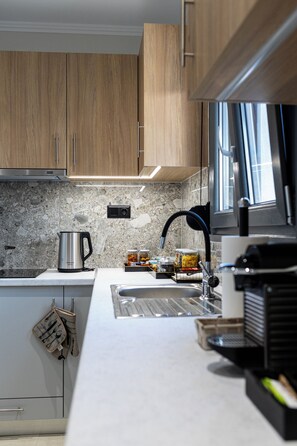 Full-size fridge, stovetop, espresso maker, coffee/tea maker - RAFKON Luxury Apartments - Myrina (Lemnos)