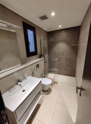 Douche, serviettes fournies, savon, papier toilette