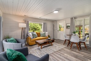 Een smart-tv, een tafeltennistafel en boeken