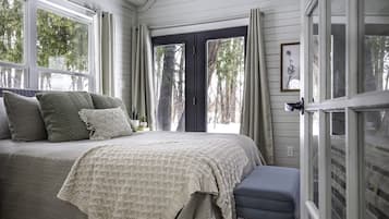 6 bedrooms, iron/ironing board, free WiFi, bed sheets