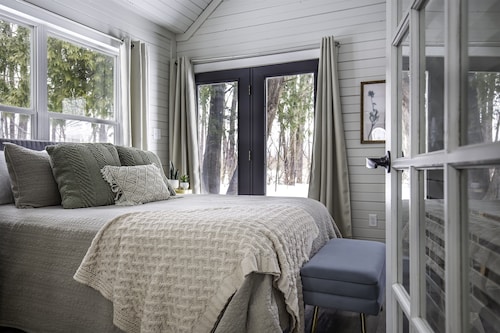 4-Cabins | Pickleball | Hot Tub | Sauna | Fire Pit | Heated atrium