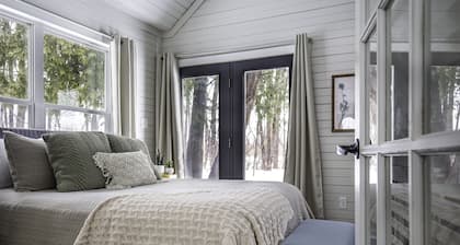 4-Cabins | Pickleball | Hot Tub | Sauna | Fire Pit | Heated atrium