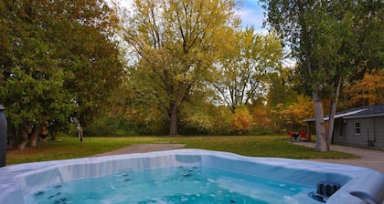 4-Cabins | Pickleball | Hot Tub | Sauna | Fire Pit | Heated atrium