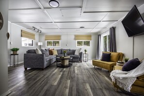 スマートテレビ、卓球台、書庫