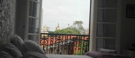 Decoración personalizada, escritorio y espacio para trabajar con laptop