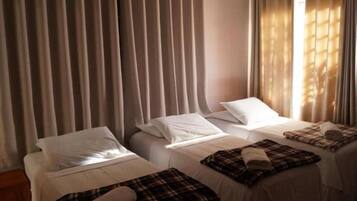 Decoración personalizada, escritorio y espacio para trabajar con laptop