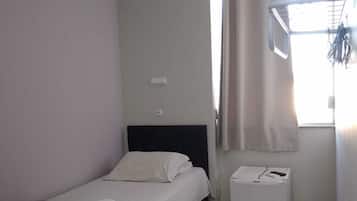 Habitación individual económica | Decoración personalizada, escritorio y espacio para trabajar con laptop