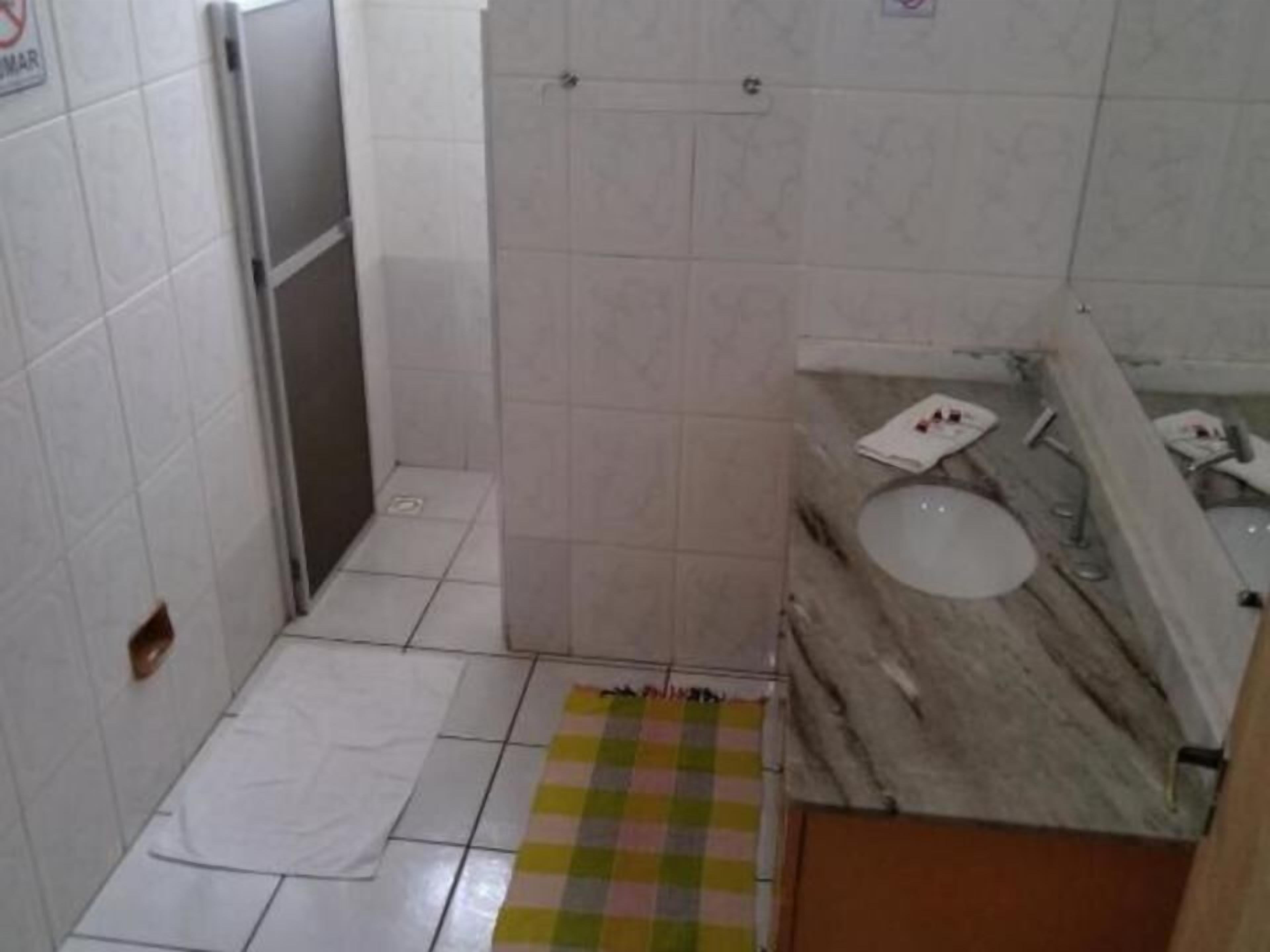 Ein kleines Badezimmer mit Toilette, Waschbecken und Dusche.