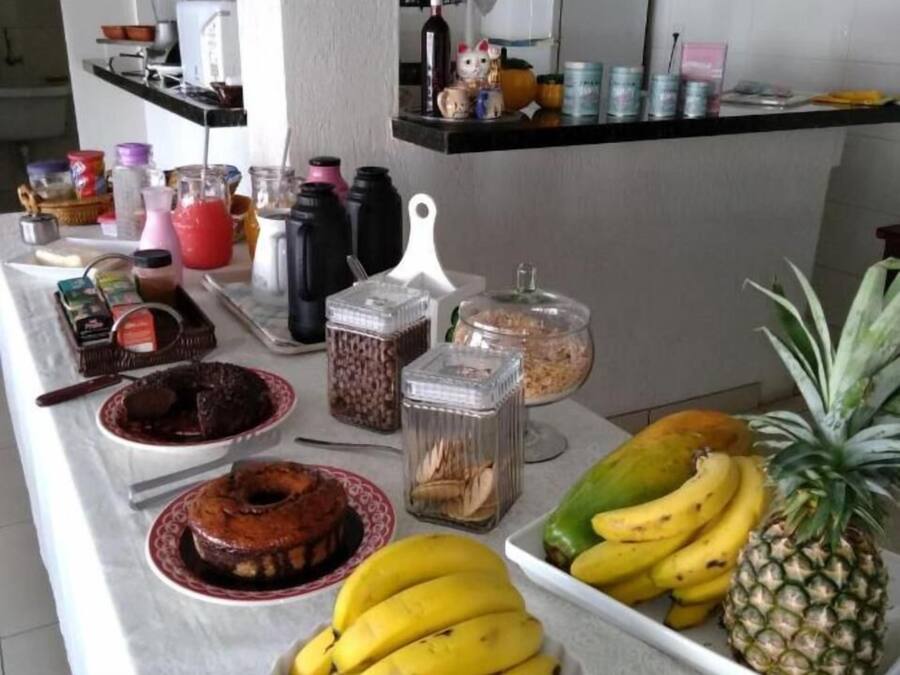 Café da manhã com buffet grátis todos os dias