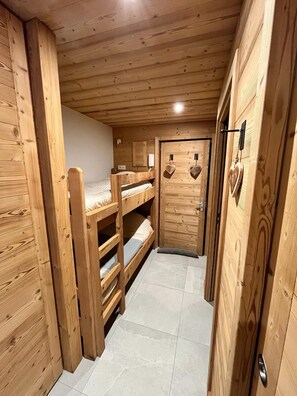 1 chambre, fer et planche à repasser, draps fournis