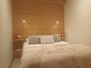 1 sovrum, strykjärn/strykbräda och sängkläder