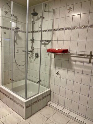 Dusche, Haartrockner, Handtücher, Toilettenpapier