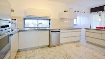 Vila | Dapur pribadi | Lemari es, microwave, oven, dan kompor