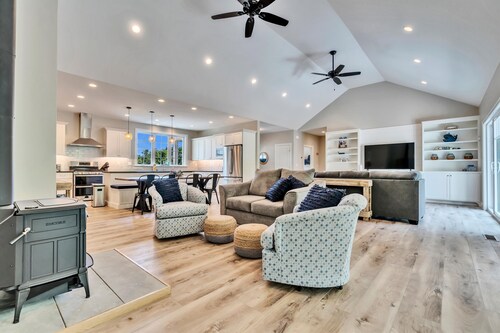 New Build, Vaulted Ceilings, & Wildlife Activity!