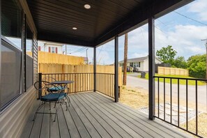 Outdoor dining - *NEW* Downtown* Hot Tub* Ping Pong (Bristol)