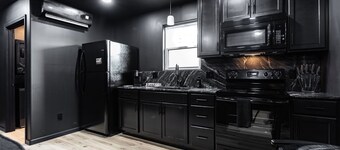 Downtown ~ Hot Tub - Ping Pong - Putting Green - Connect 4 - PAC Man ~