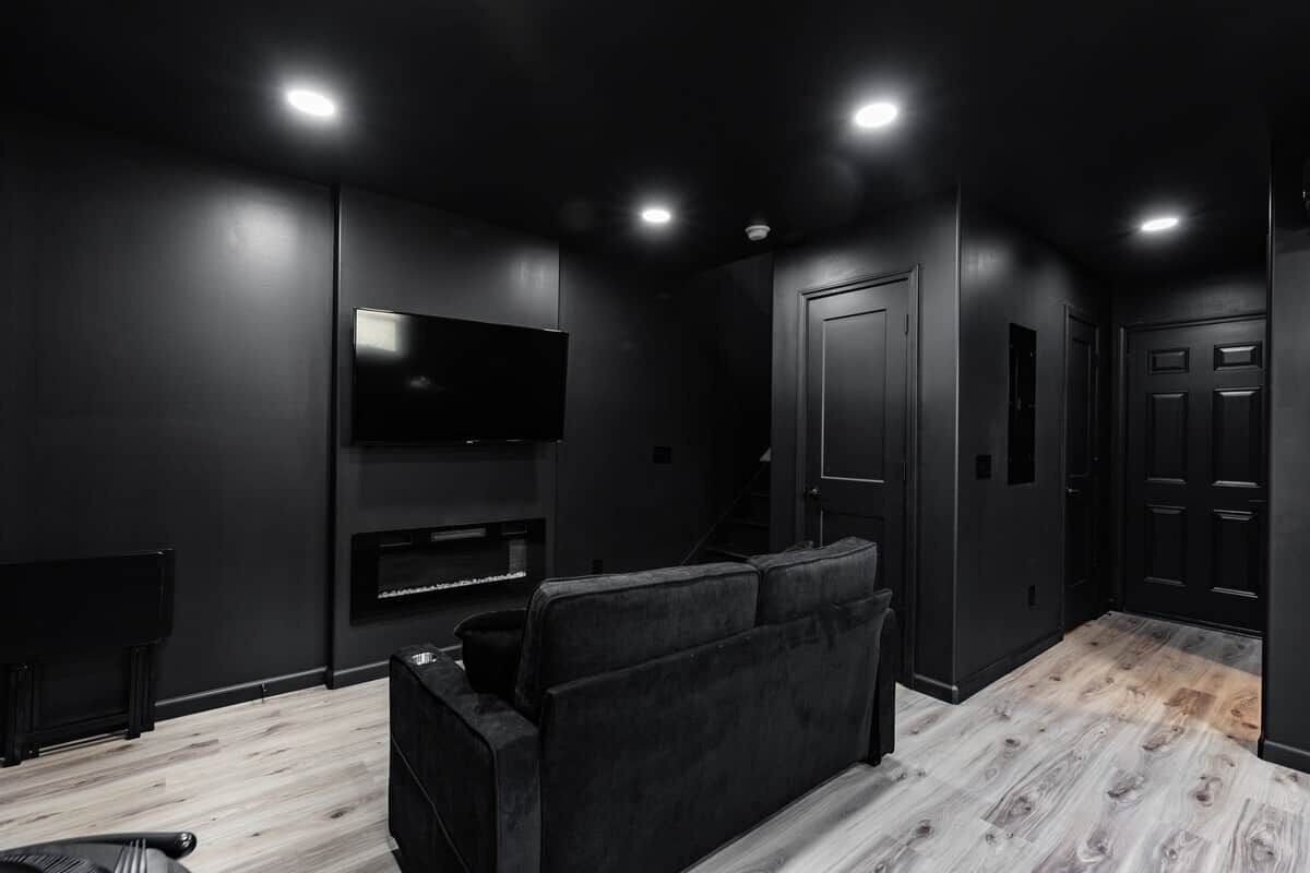 TV connectée, cheminée, jeux vidéo, table de tennis de table