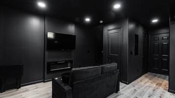 TV connectée, cheminée, jeux vidéo, table de tennis de table