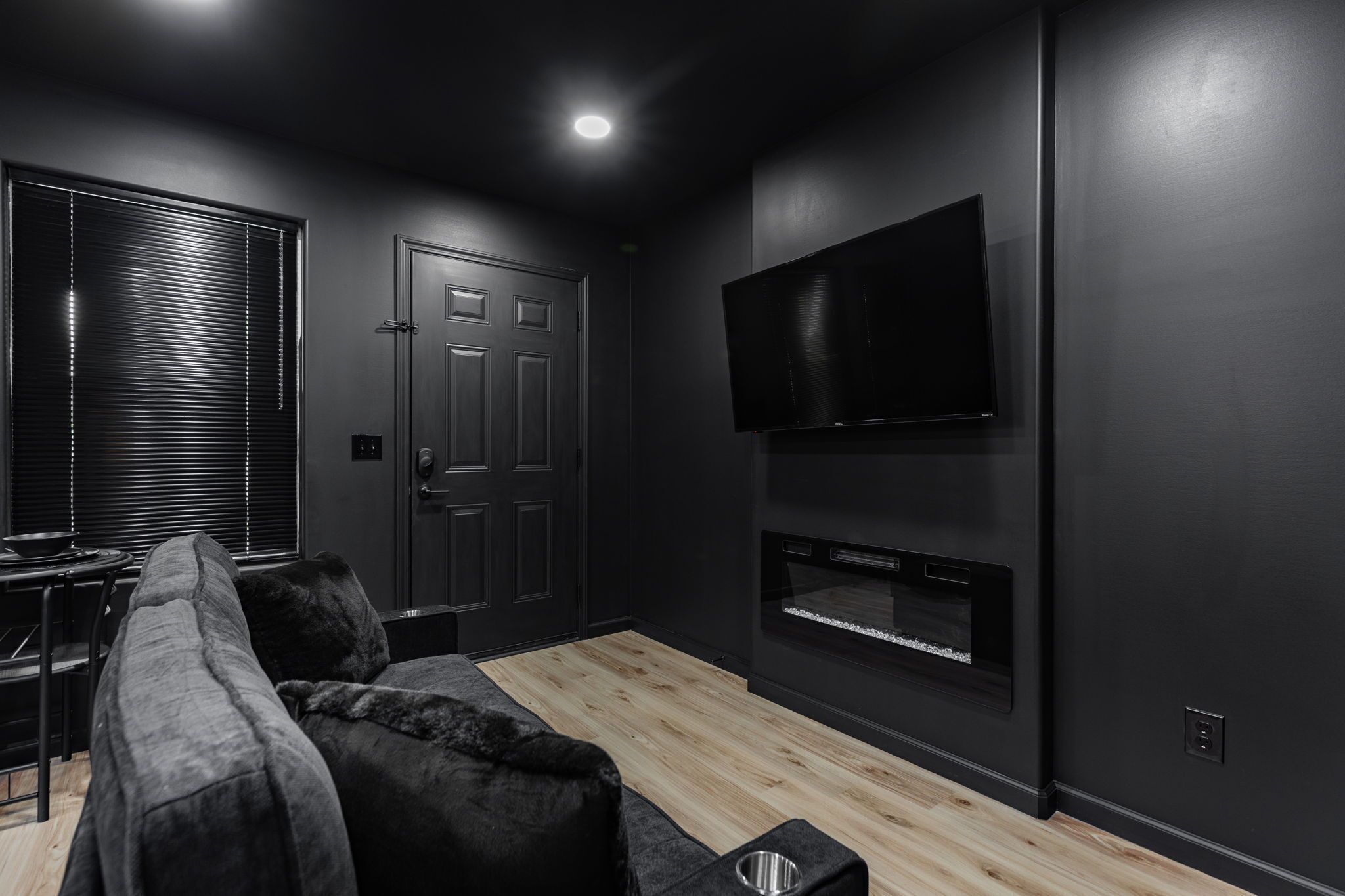 Älytelevisio, takka, videopelejä, pöytätennispöytä