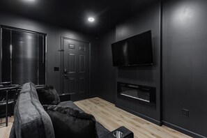 Smart-tv, een open haard, videospelletjes en een tafeltennistafel