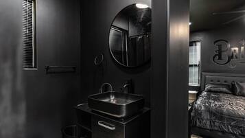 1 bedroom, iron/ironing board, travel cot, free WiFi