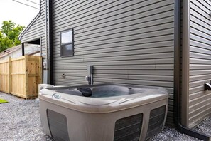 Outdoor spa tub - *NEW* Downtown* Hot Tub* Ping Pong (Bristol)