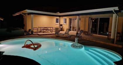 Villa avec piscine en lisiĂšre de forĂȘt, Ă  5mn de la plage !