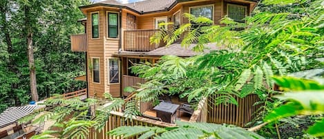 Cabin, 5 Bedrooms | Property grounds