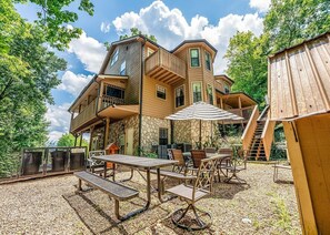 Cabaña, 5 habitaciones | Restaurante al aire libre