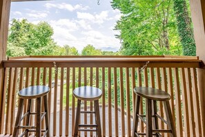 Cabin, 5 Bedrooms | Property grounds
