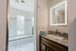 Cabin, 5 Bedrooms | Bathroom | Towels