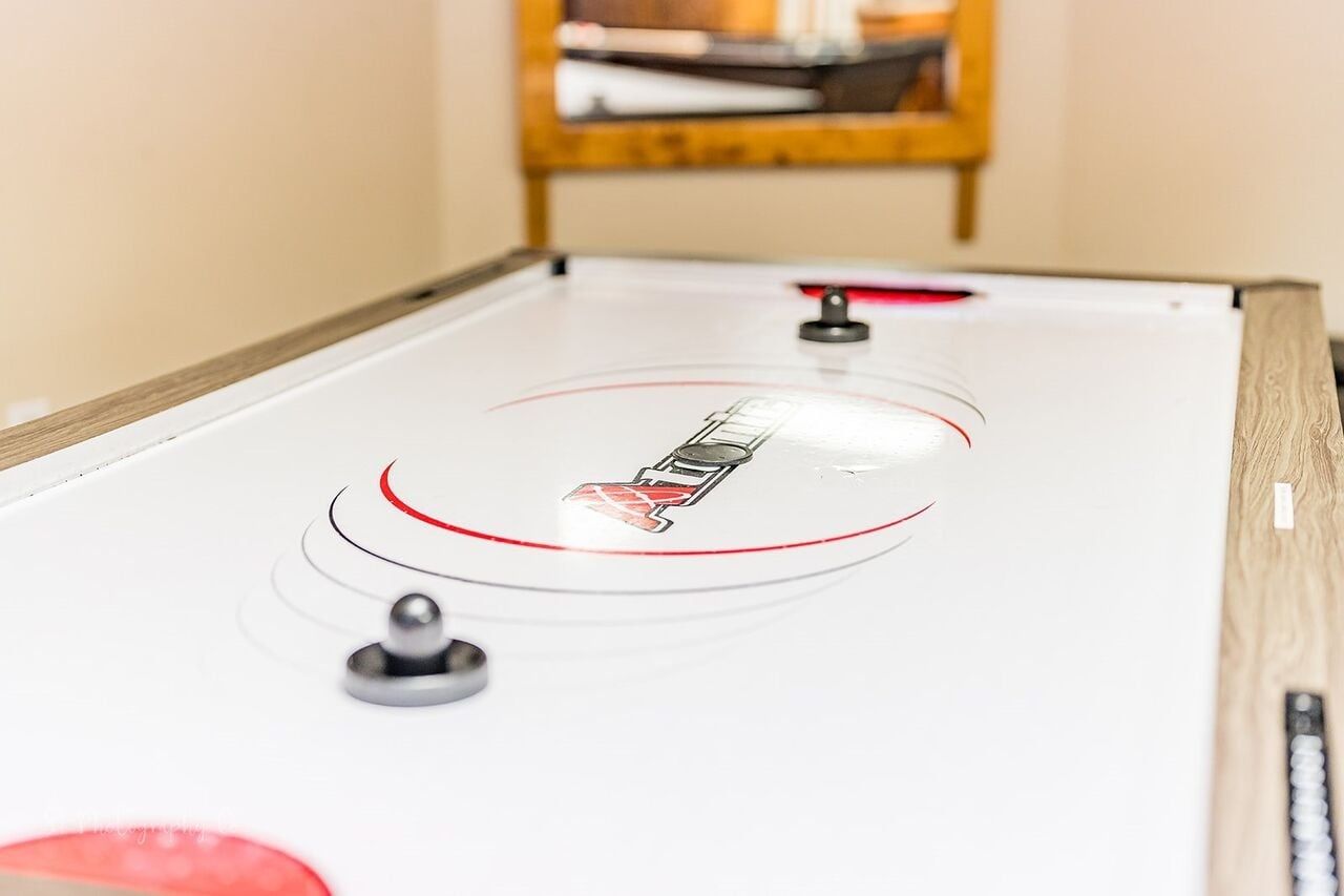 Una mesa con un disco en movimiento, mostrando un juego en curso.
