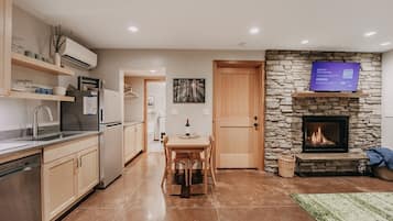 Studio | Private kitchen | Fridge, oven, coffee/tea maker, toaster