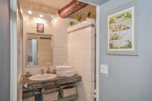 Een douche, handdoeken, toiletpapier