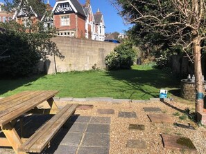 Outdoor dining - 2 bed flat on private road, 7-10min from Hastings Old Town/Country Park & ocean. (Hastings)