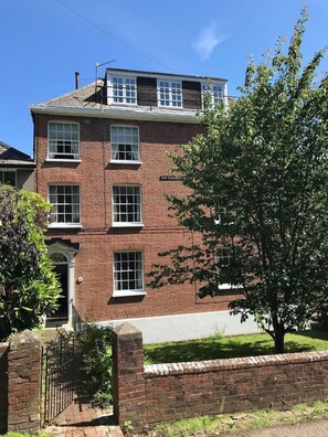 Exterior - 2 bed flat on private road, 7-10min from Hastings Old Town/Country Park & ocean. (Hastings)