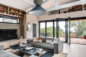 TV connectée, baby-foot, table de tennis de table, livres