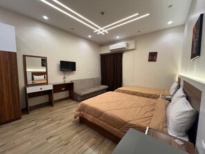 Family Triple Room | Minibar, free WiFi, bed sheets - Central Cairo Hotel (Cairo)