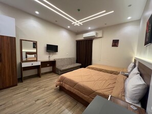Family Triple Room | Minibar, free WiFi, bed sheets - Central Cairo Hotel (Cairo)