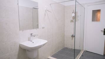 Chambre Triple Familiale | Salle de bain | Serviettes fournies
