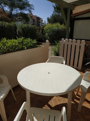 تناول الطعام بالخارج