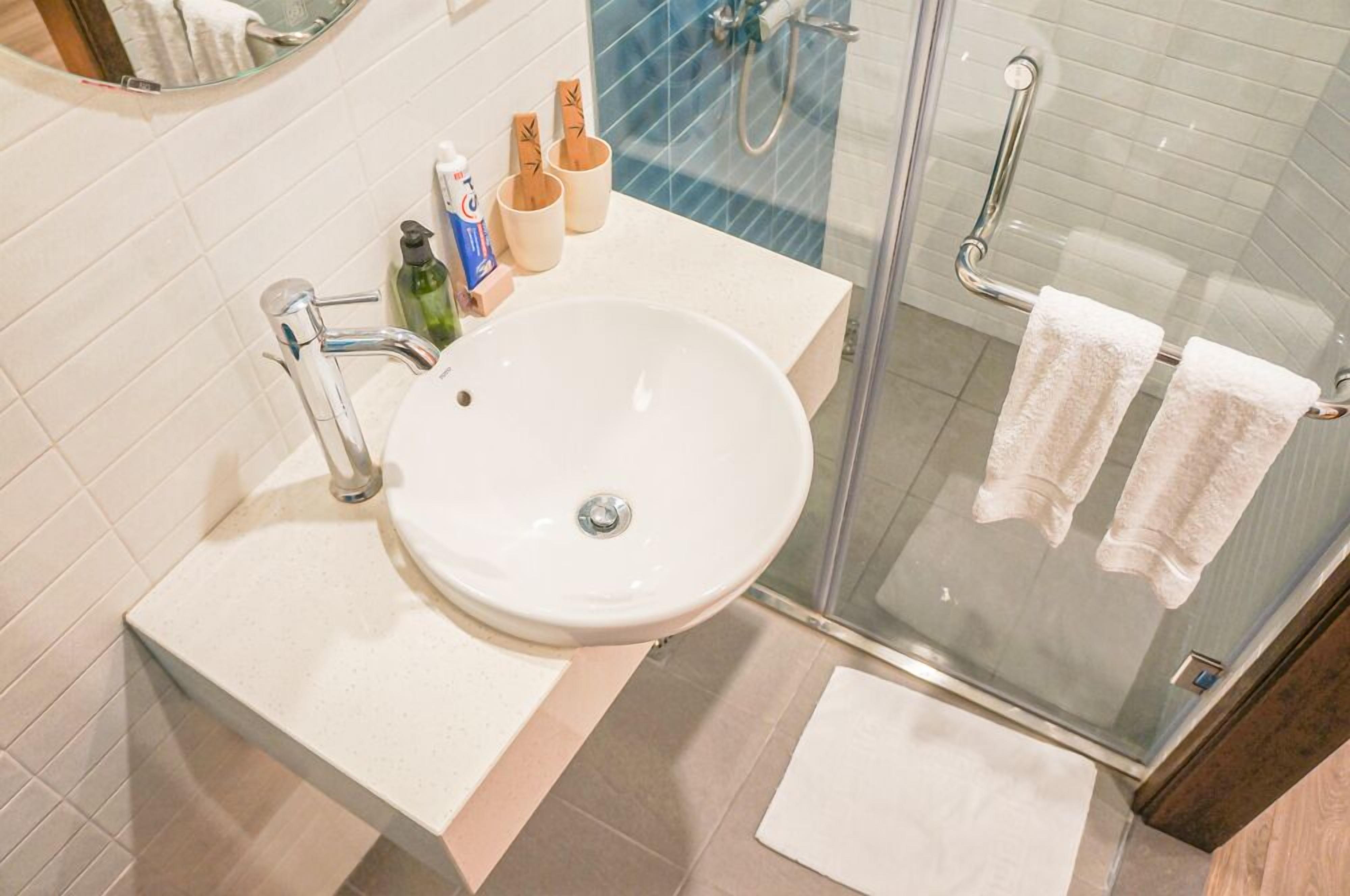 Standard Room, 1 Queen Bed | Bathroom