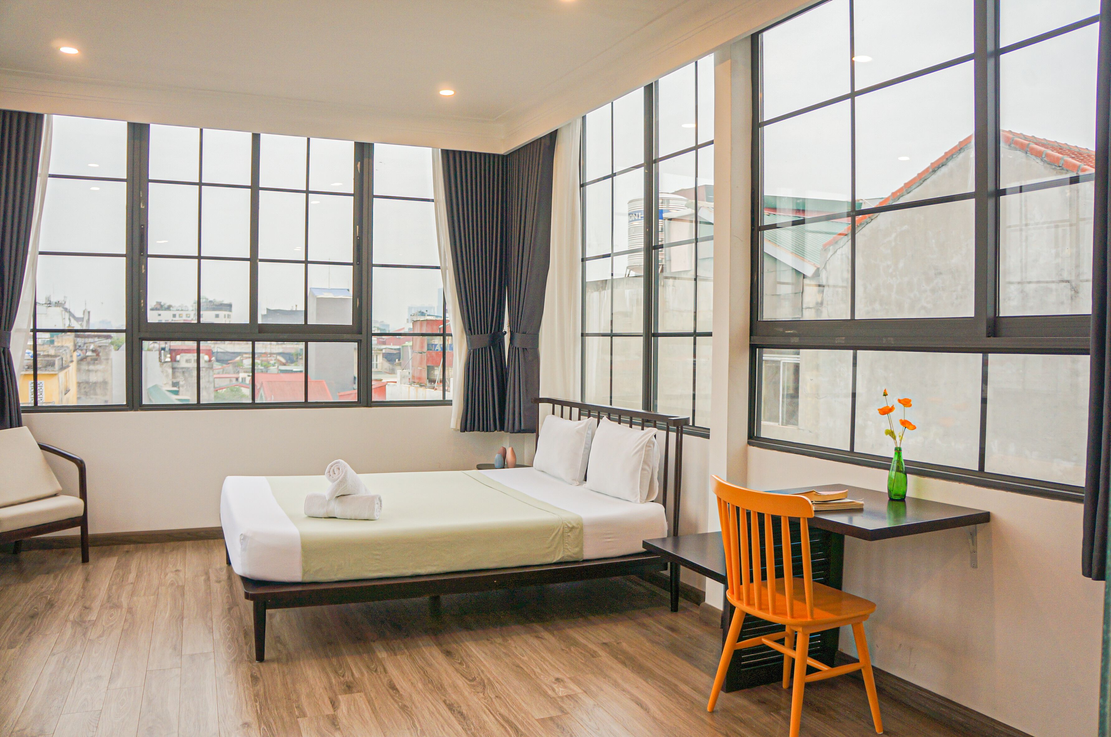 Habitación urbana, 1 cama Queen size, vista a la ciudad | 1 habitación, cortinas blackout y tabla de planchar con plancha 