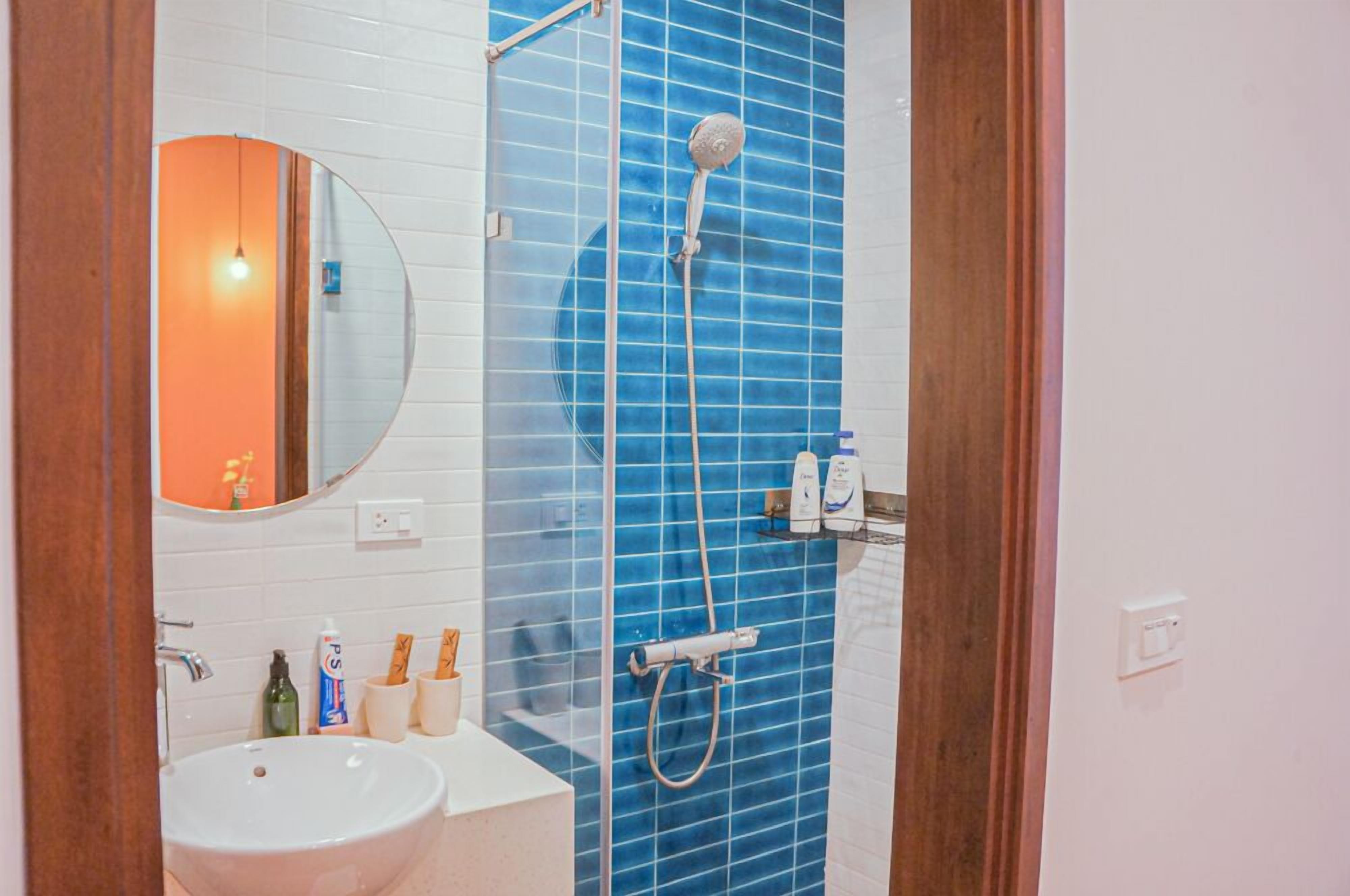 Regadera, amenidades de baño gratuitas, secadora de cabello, pantuflas 