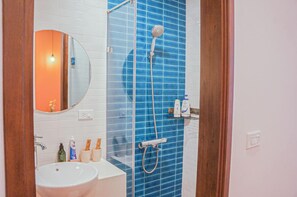 Shower, free toiletries, hair dryer, slippers - WECOZY NOI MIEU - Self check-in (Hanoi)