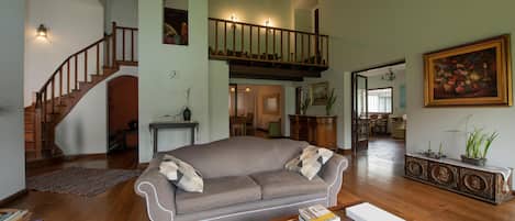 TV, peis, bøker og PC-skjermer