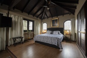 5 dormitoris, caixa forta a l'habitació i escriptori