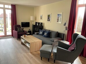 TV, fireplace, books, stereo - Apartment "Moin im Deichgraf" on the Wremer beach and cutter harbor (Wurster Nordseeküste)