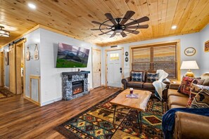 Smart-TV, Kamin, Videospiele, Tischfußball