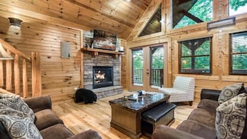 TV connectée, cheminée, table de tennis de table, livres